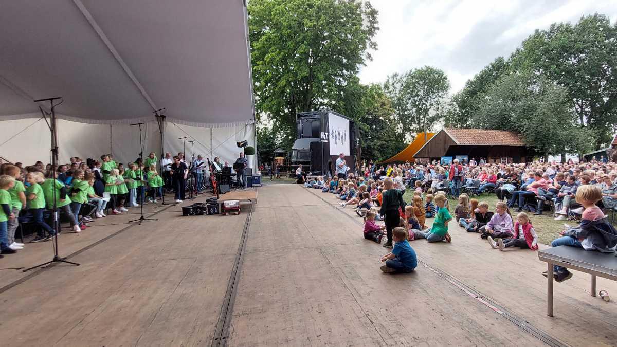 „Platt lutt moj“ – plattdeutsches Singfestival an der Mersmühle „Platt lutt moj“ – plattdeutsches Singfestival an der Mersmühle