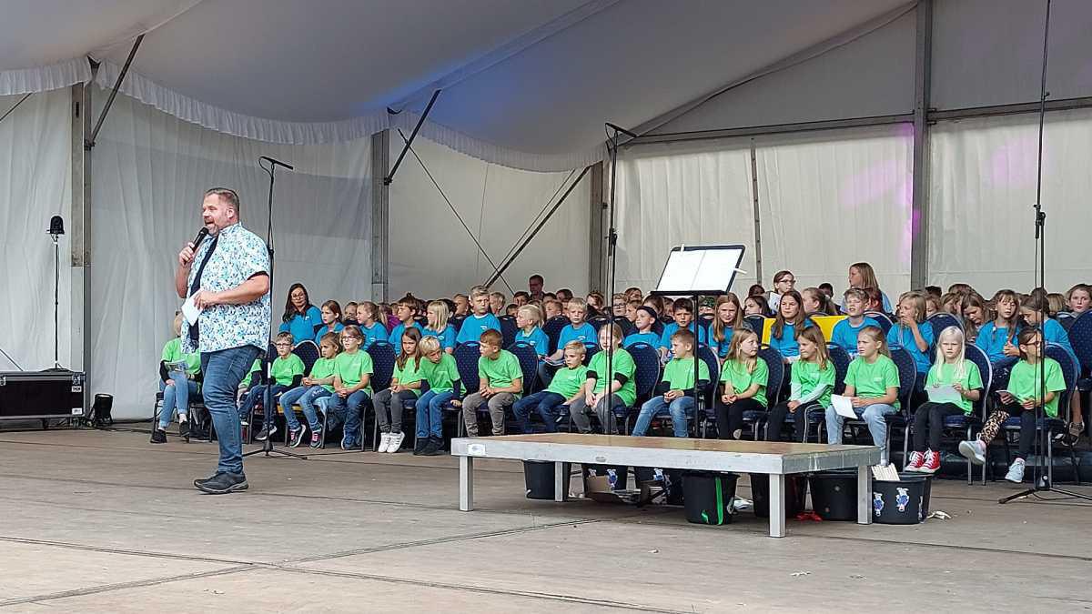 „Platt lutt moj“ – plattdeutsches Singfestival an der Mersmühle „Platt lutt moj“ – plattdeutsches Singfestival an der Mersmühle