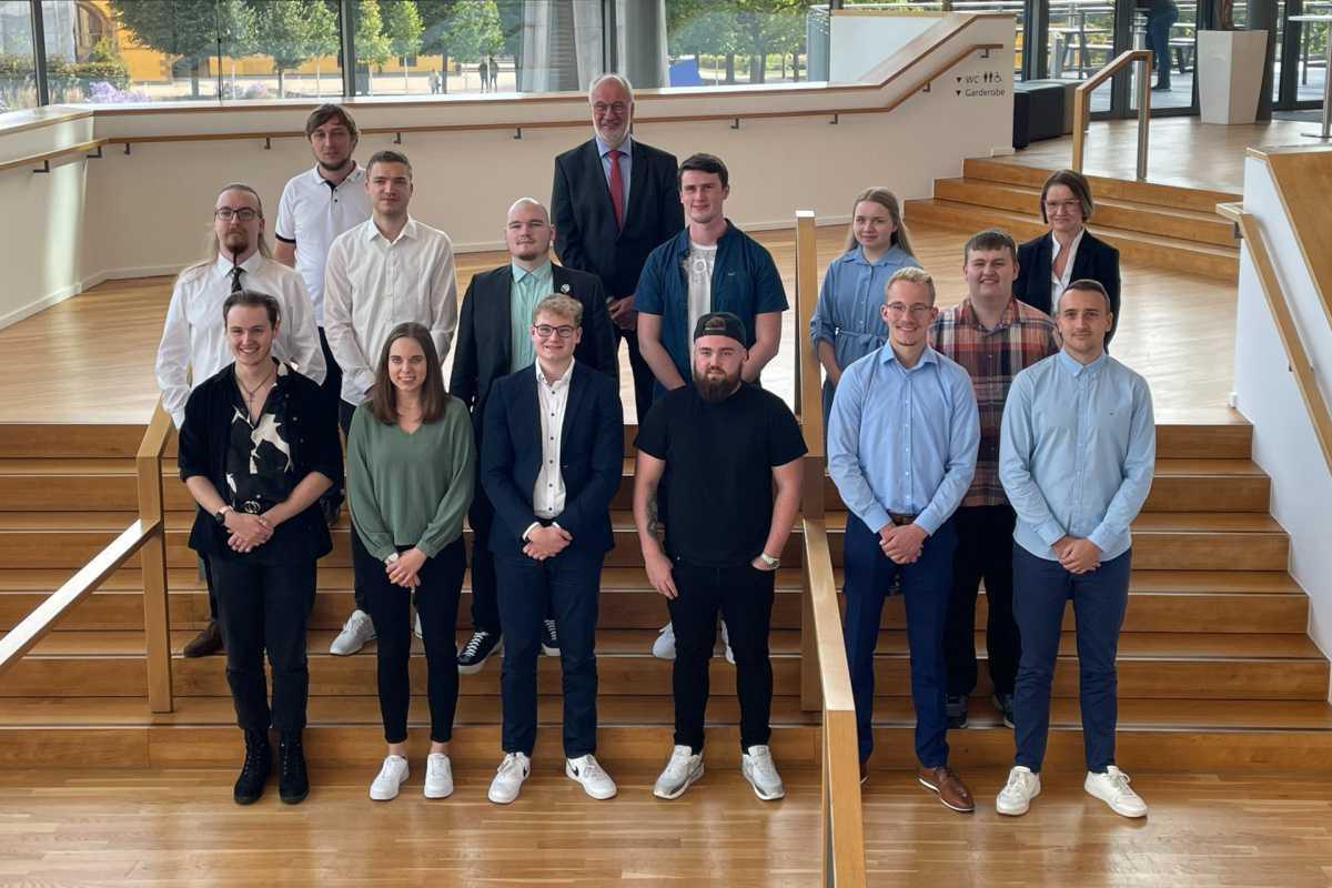 IHK zeichnet Auszubildende für Spitzenleistungen aus IHK zeichnet Auszubildende für Spitzenleistungen aus