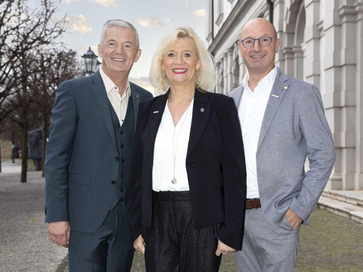 Geschwister Albers sind Familienunternehmer des Jahres 2023 Auszeichnung der INTES Akademie für Familienunternehmen Geschwister Albers sind Familienunternehmer des Jahres 2023 Auszeichnung der INTES Akademie für Familienunternehmen