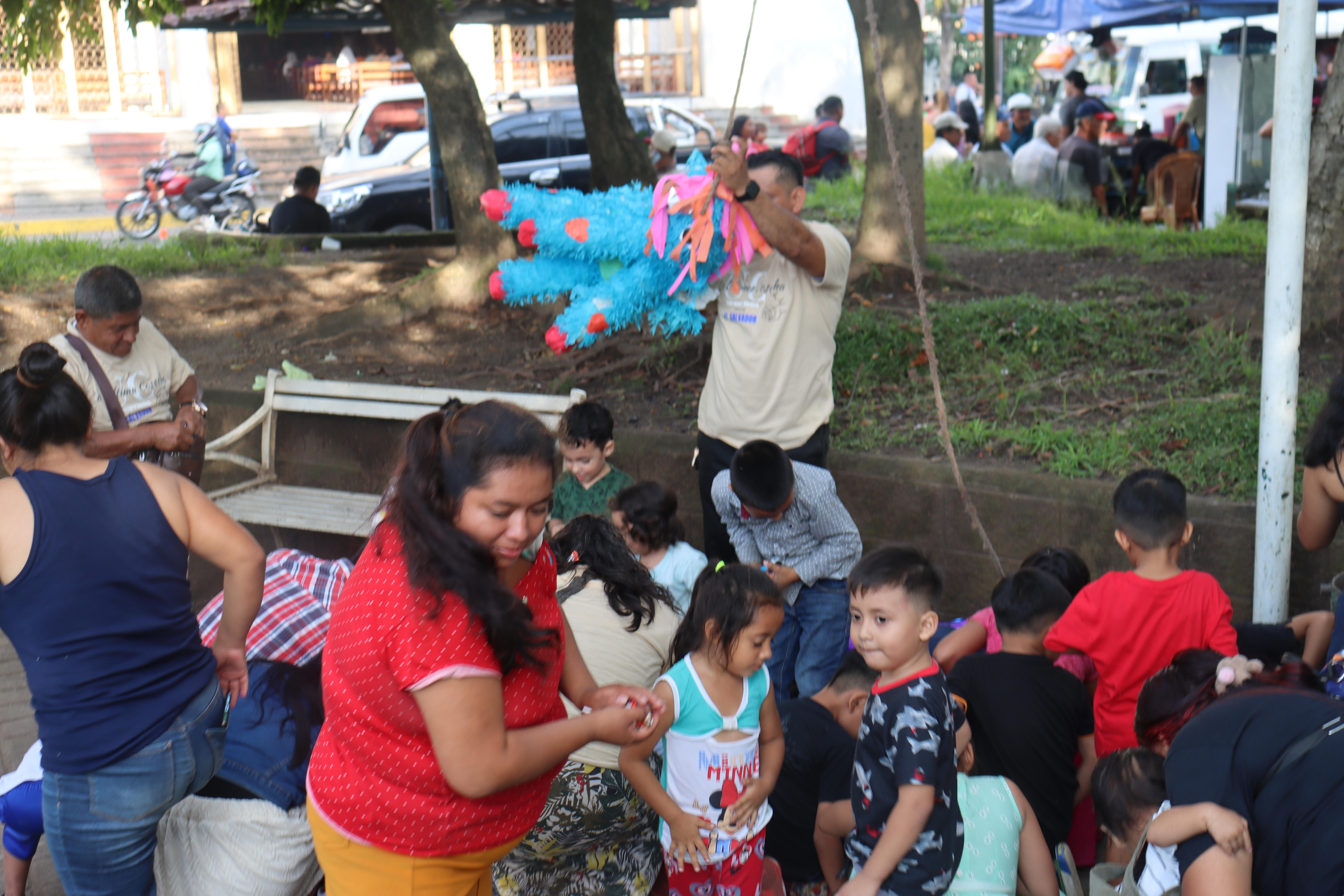 Piñatas para los niños El Salvador 2025