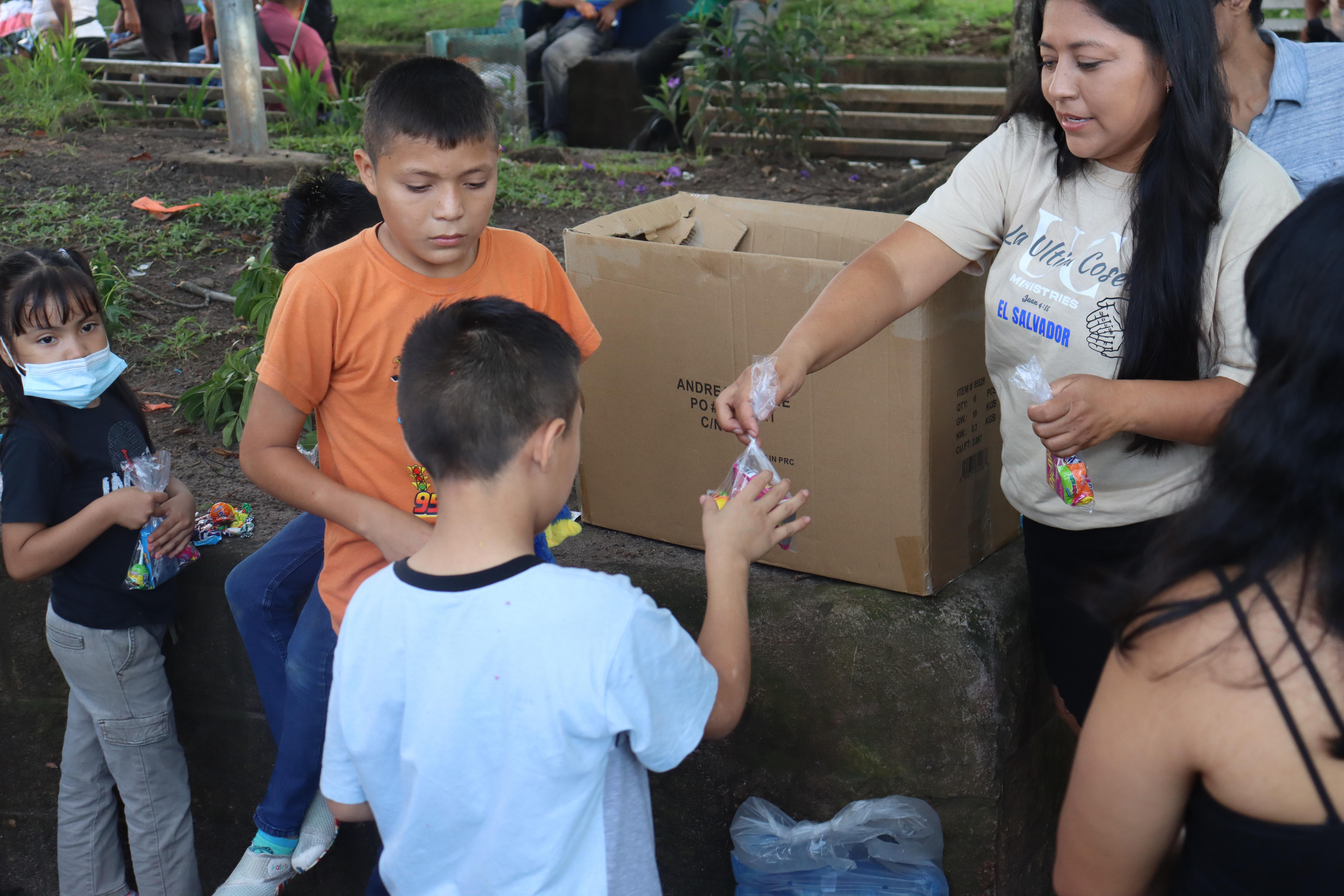 Repartición de dulces para los niños de El Salvador 2025