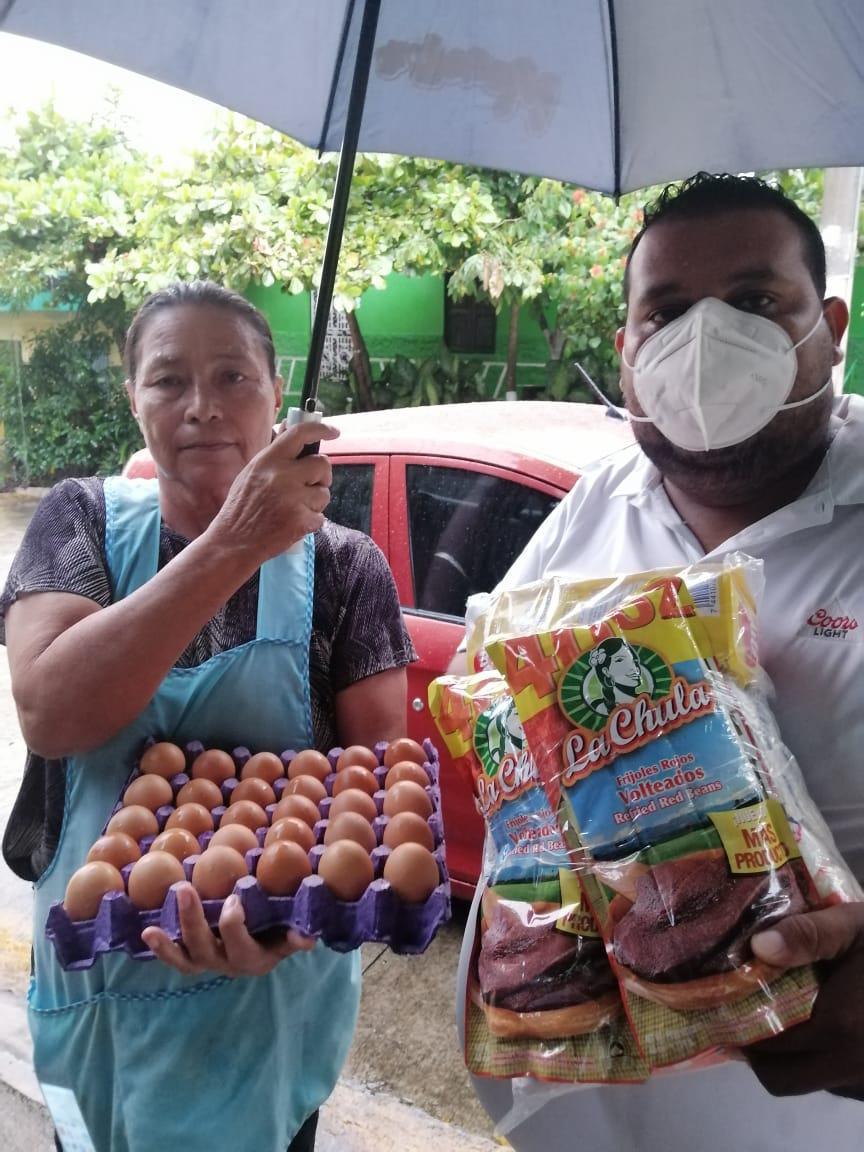 Evangelista José Motamoros repartiendo las dispensas