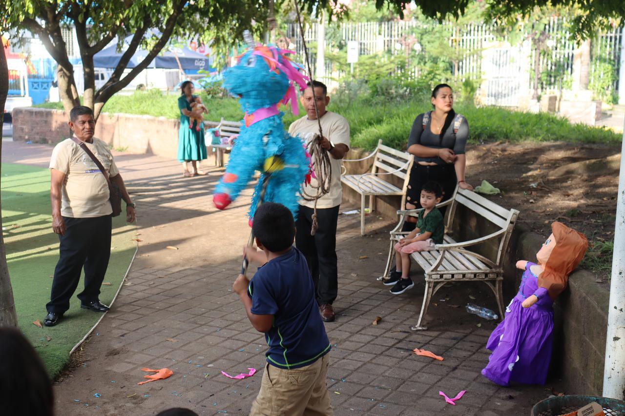 Piñatas para los niños El Salvador 2025