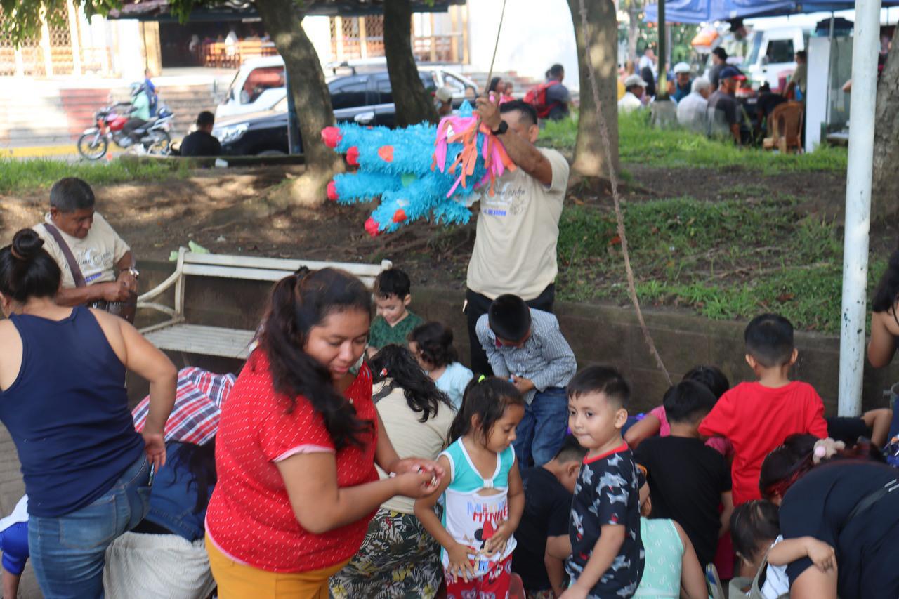 Piñatas para los niños El Salvador 2025