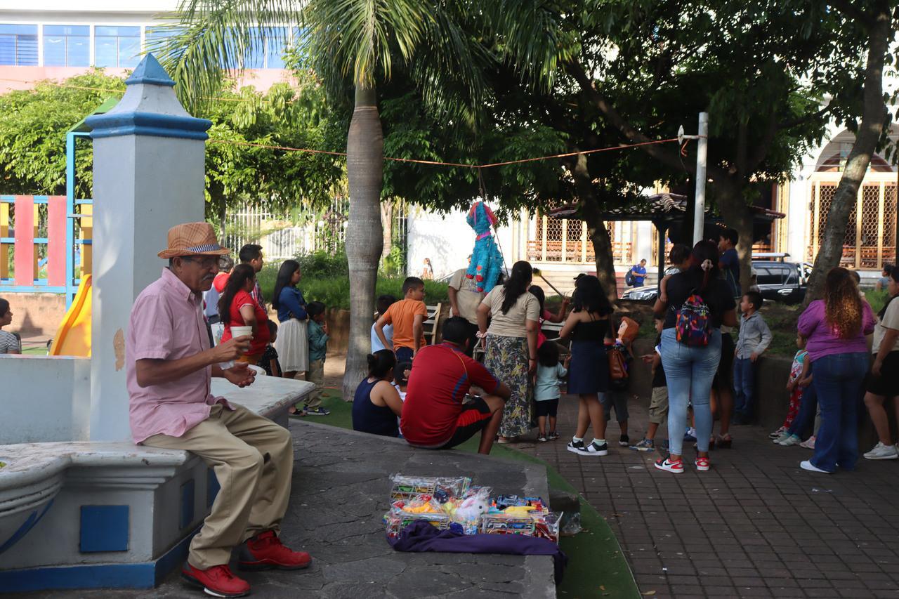 Piñatas para los niños El Salvador 2025