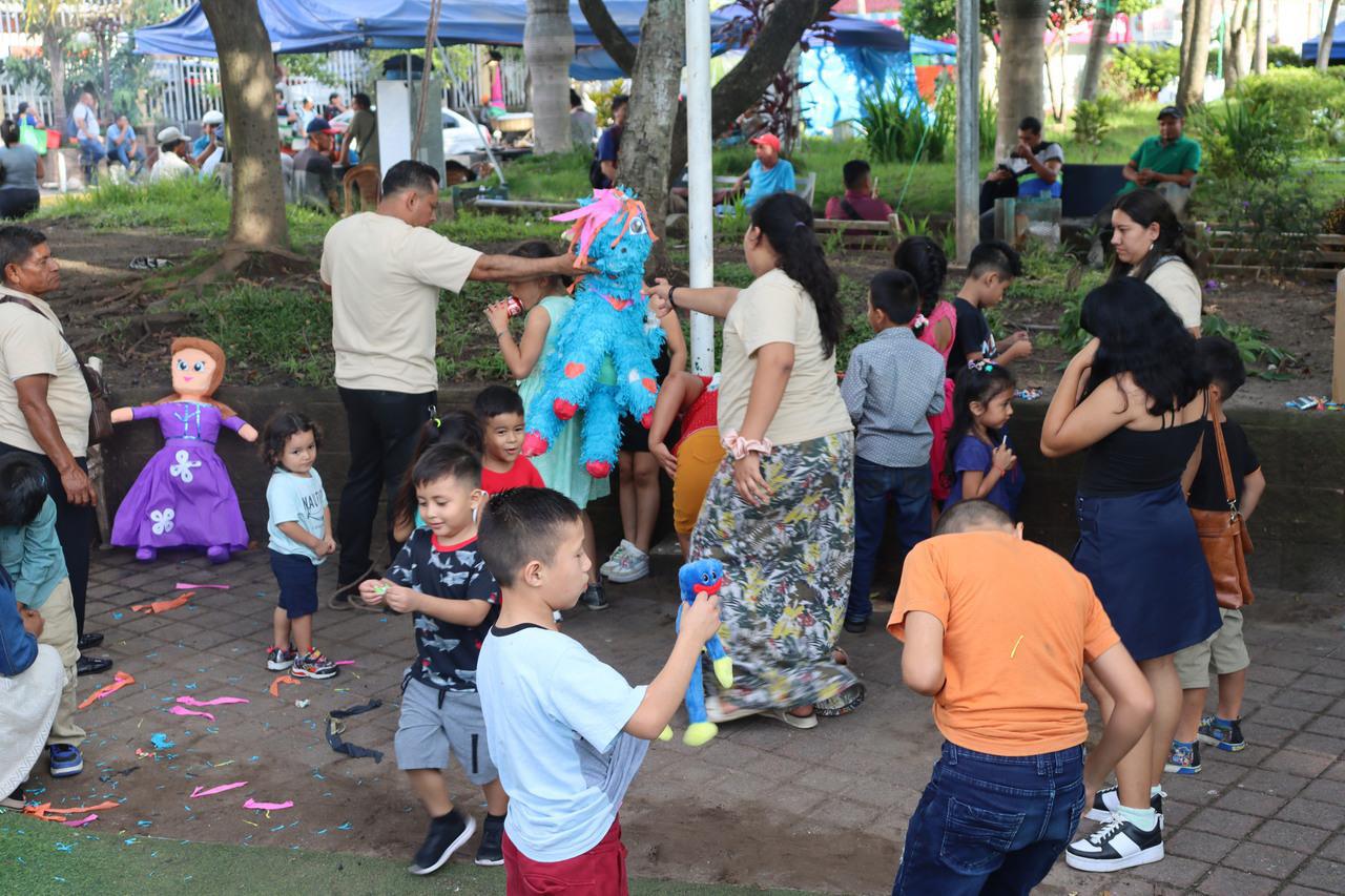 Piñatas para los niños El Salvador 2025