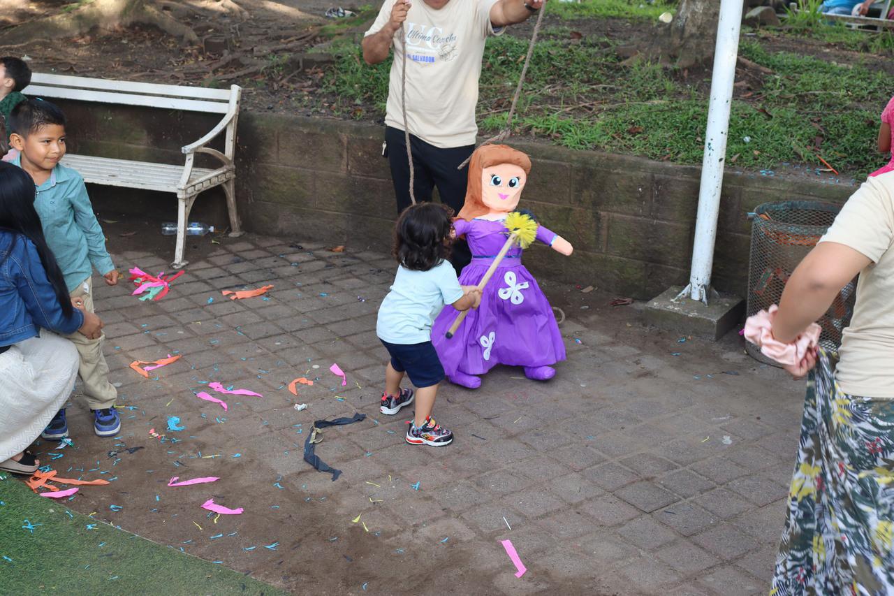 Piñatas para los niños El Salvador 2025