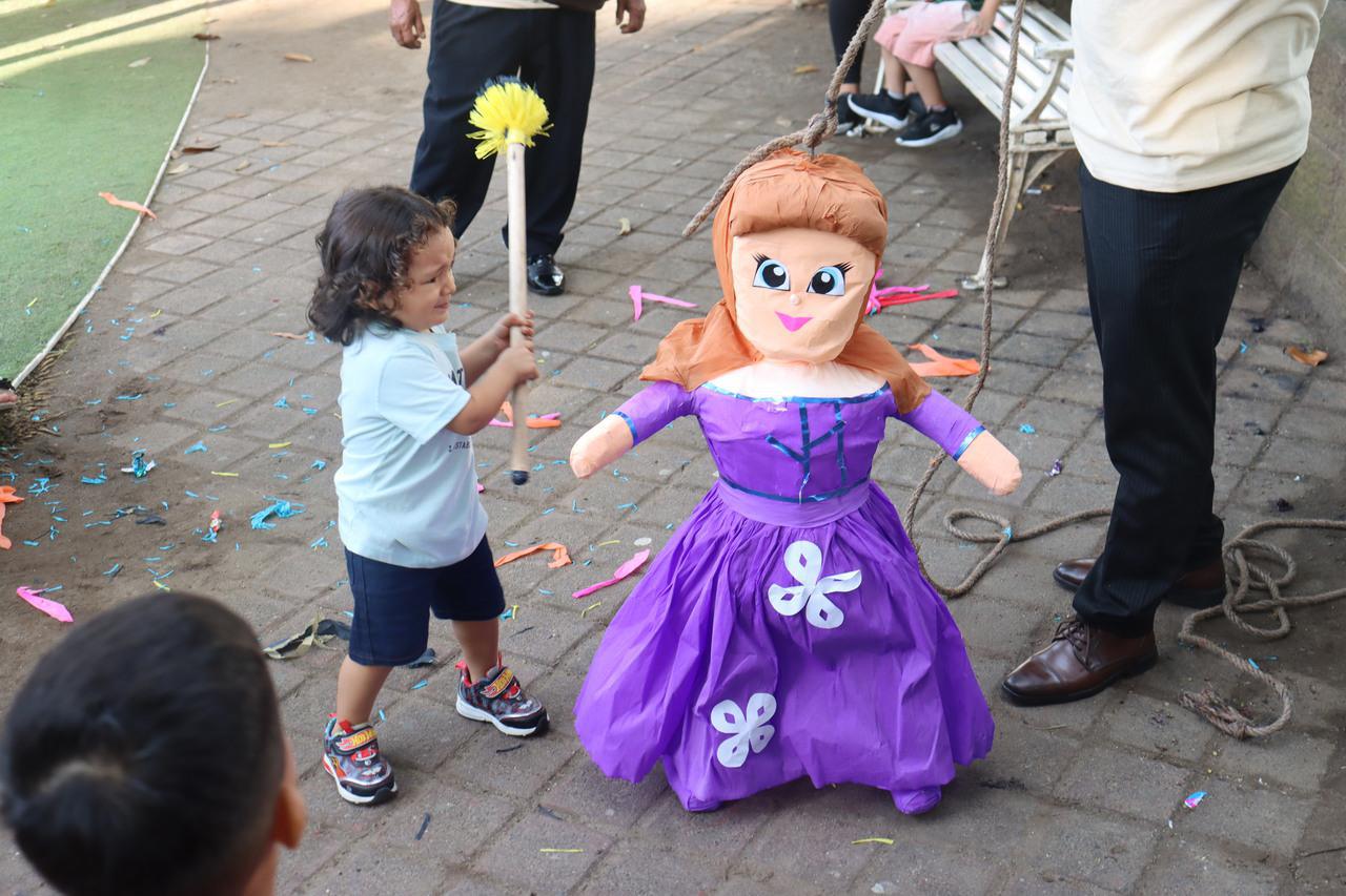 Piñatas para los niños El Salvador 2025
