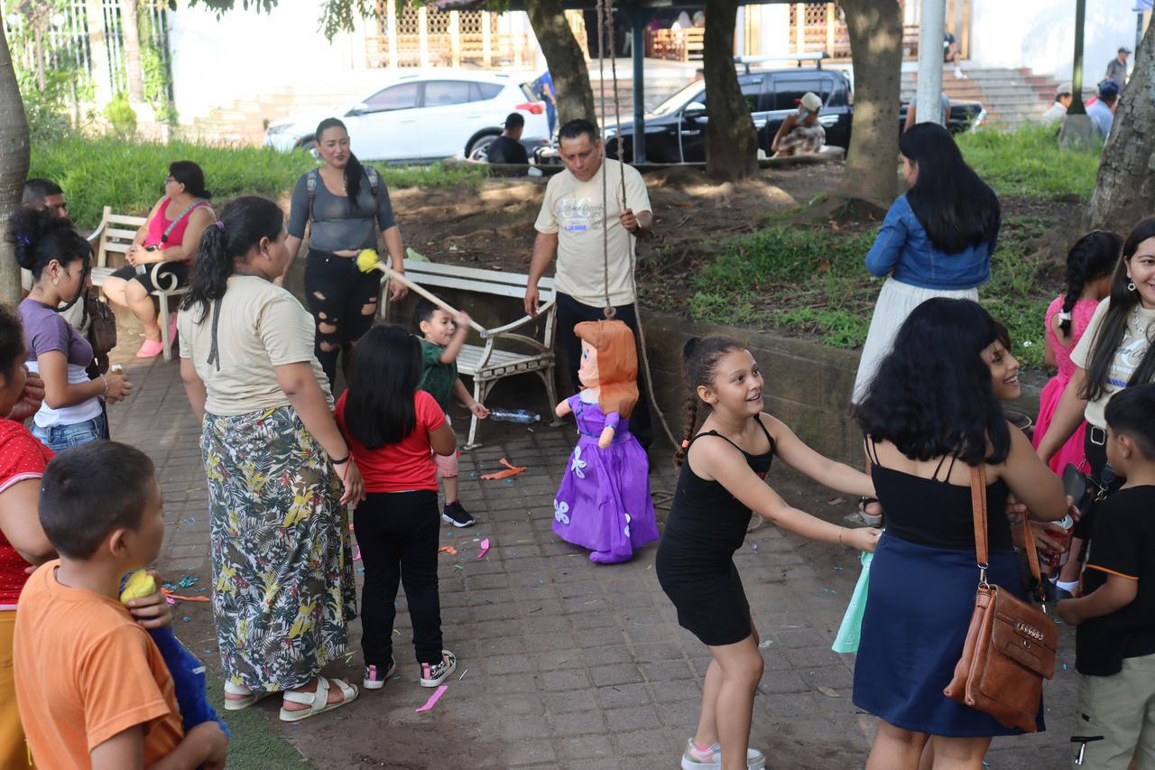 Piñatas para los niños El Salvador 2025