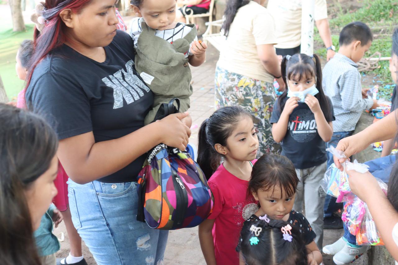 Repartición de dulces para los niños de El Salvador 2025