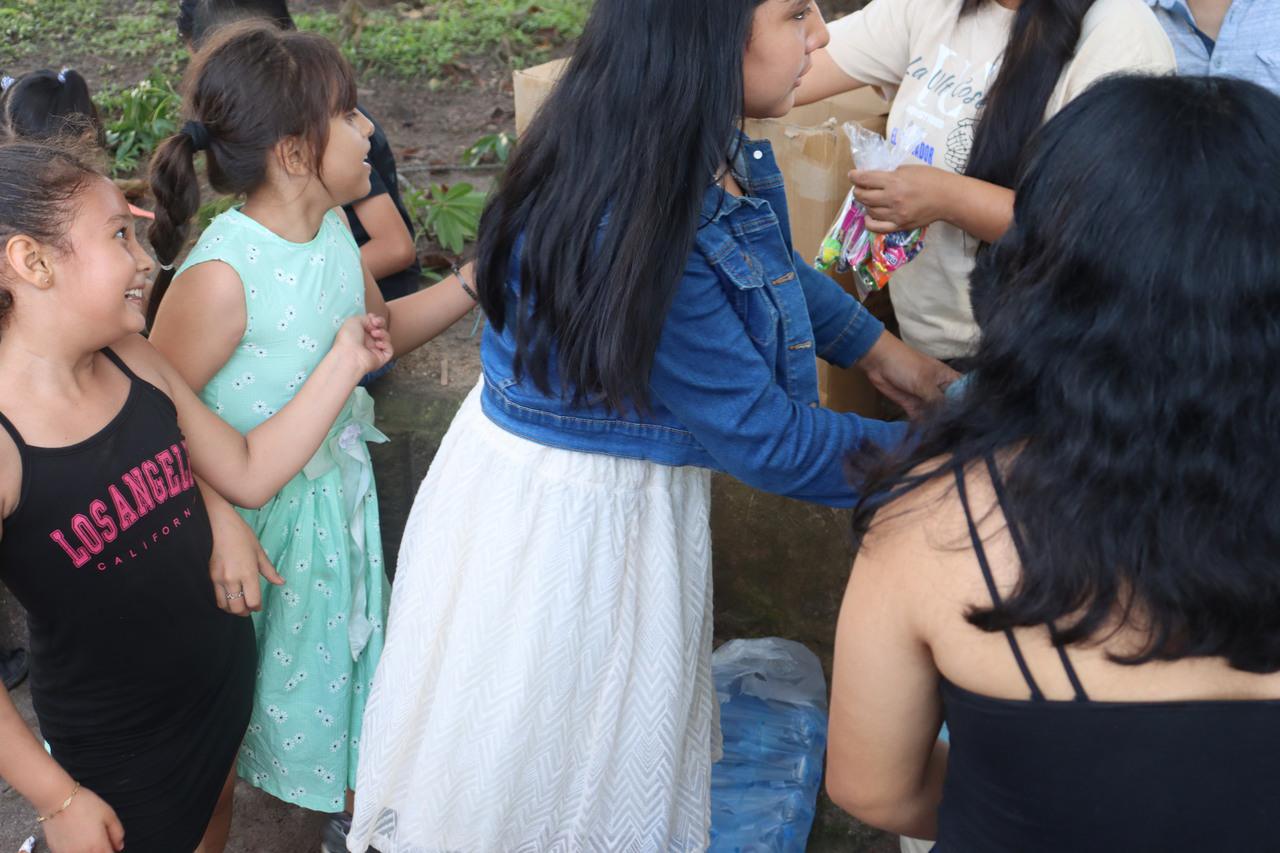 Repartición de dulces para los niños de El Salvador 2025