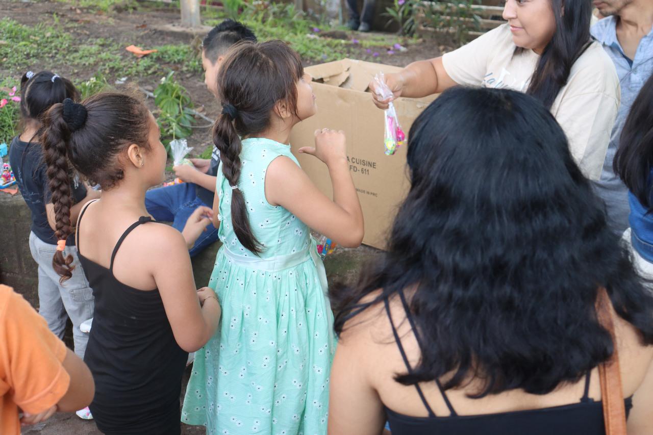Repartición de dulces para los niños de El Salvador 2025