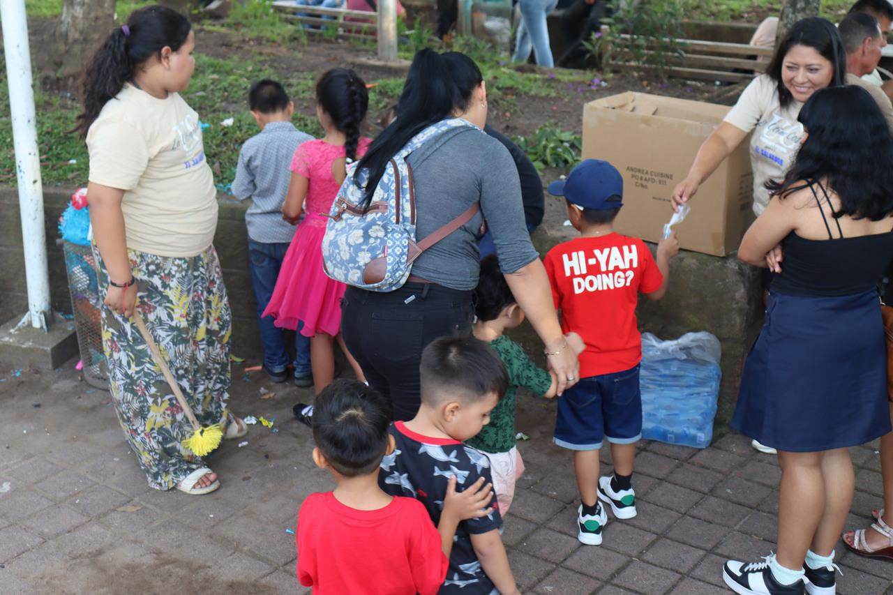 Repartición de dulces para los niños de El Salvador 2025