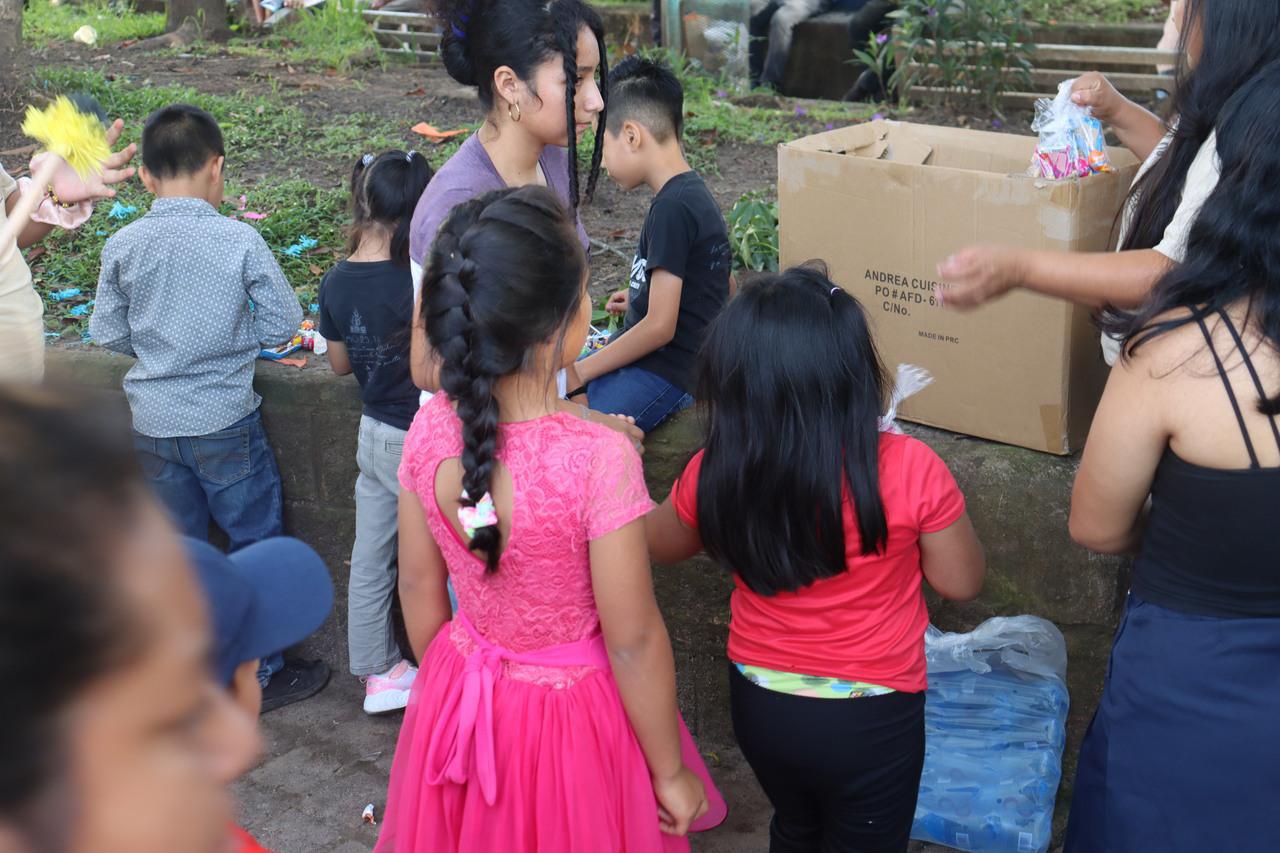 Repartición de dulces para los niños de El Salvador 2025