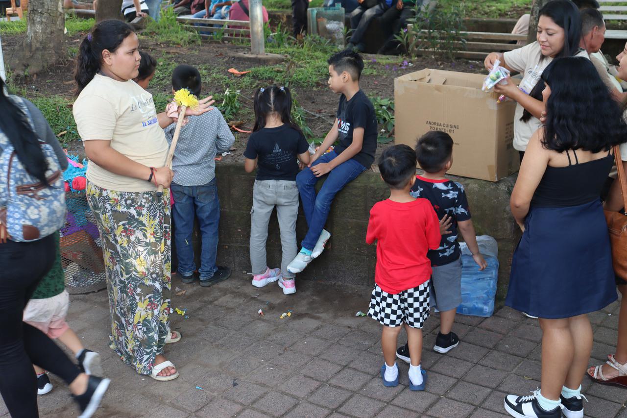 Repartición de dulces para los niños de El Salvador 2025