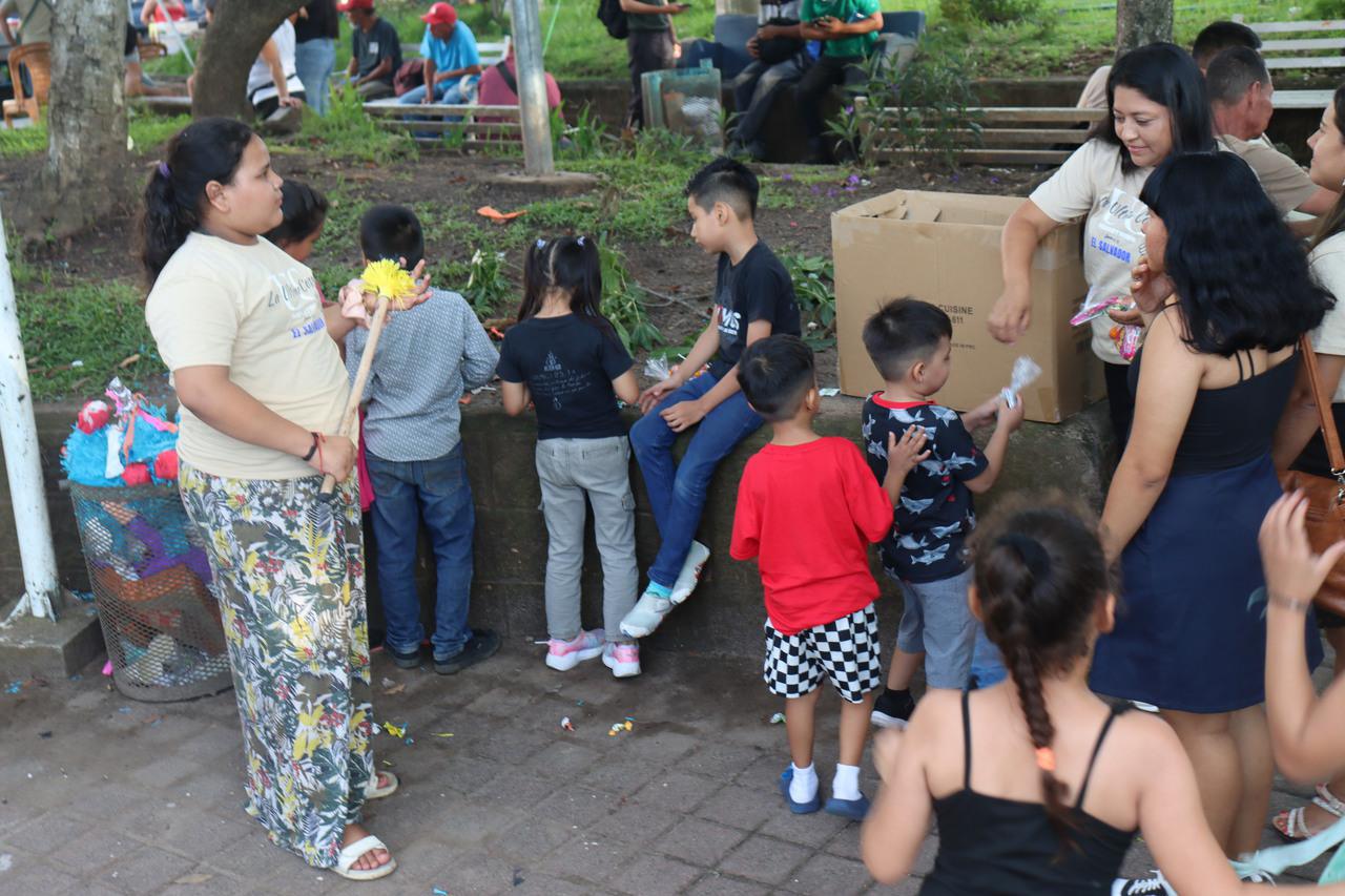Repartición de dulces para los niños de El Salvador 2025