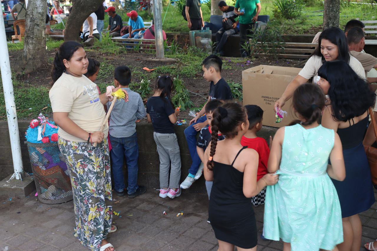 Repartición de dulces para los niños de El Salvador 2025