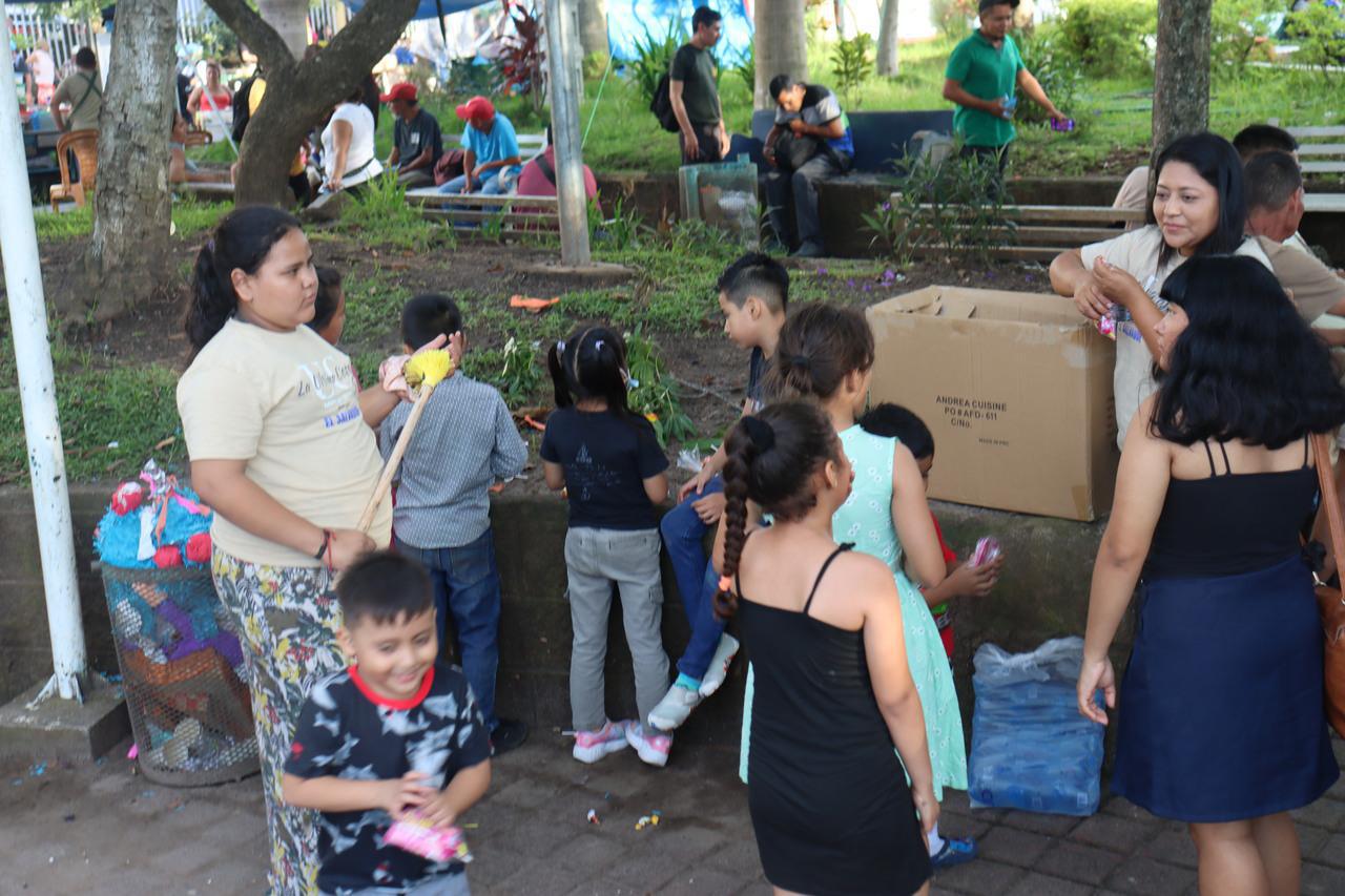 Repartición de dulces para los niños de El Salvador 2025