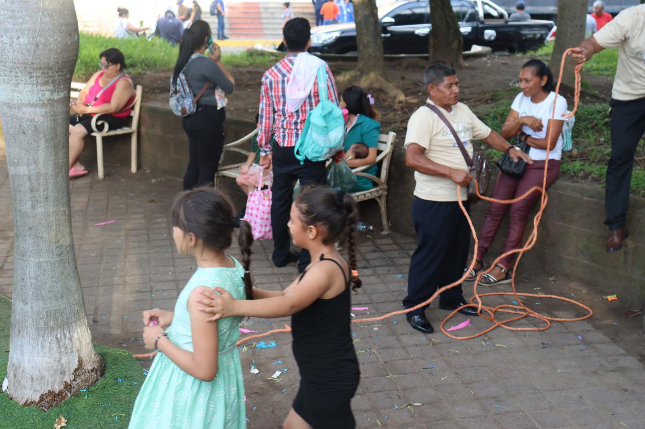 Repartición de dulces para los niños de El Salvador 2025