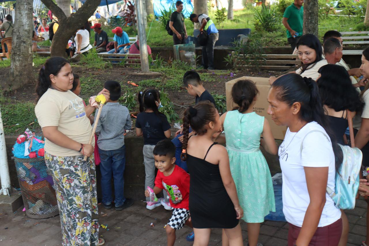 Repartición de dulces para los niños de El Salvador 2025