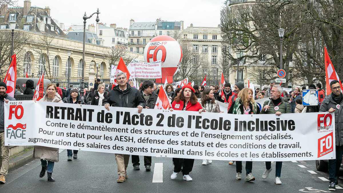 À Paris, des milliers de militants dans la rue pour défendre l’école publique et républicaine