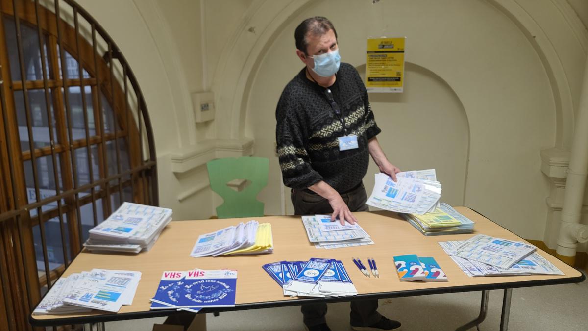 Lariboisière - distribution du journal et calendriers  Lariboisière - distribution du journal et calendriers