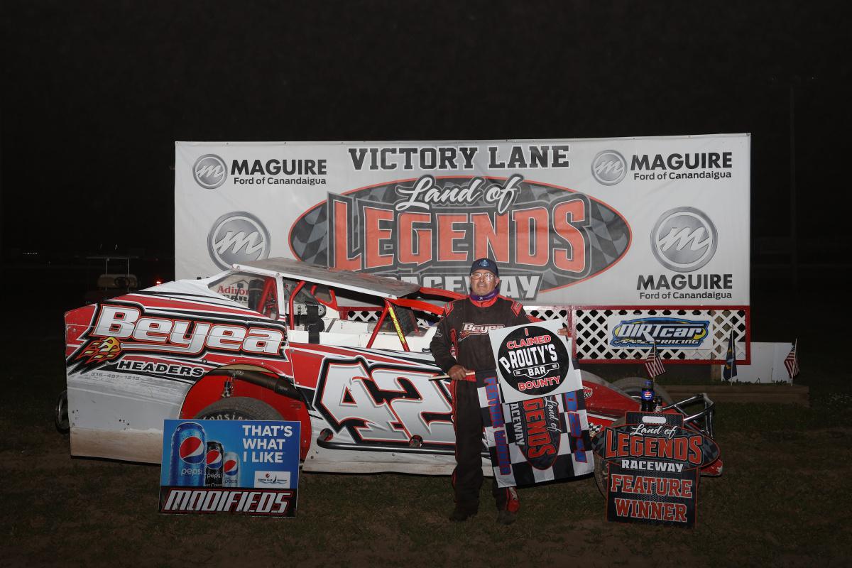 Ward & Minutolo Headline Canandaigua Card With Flag-To-Flag Victories