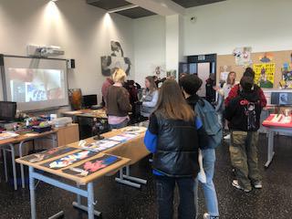 Les oeuvres des élèves en arts plastiques s'exposent Les oeuvres des élèves en arts plastiques s'exposent