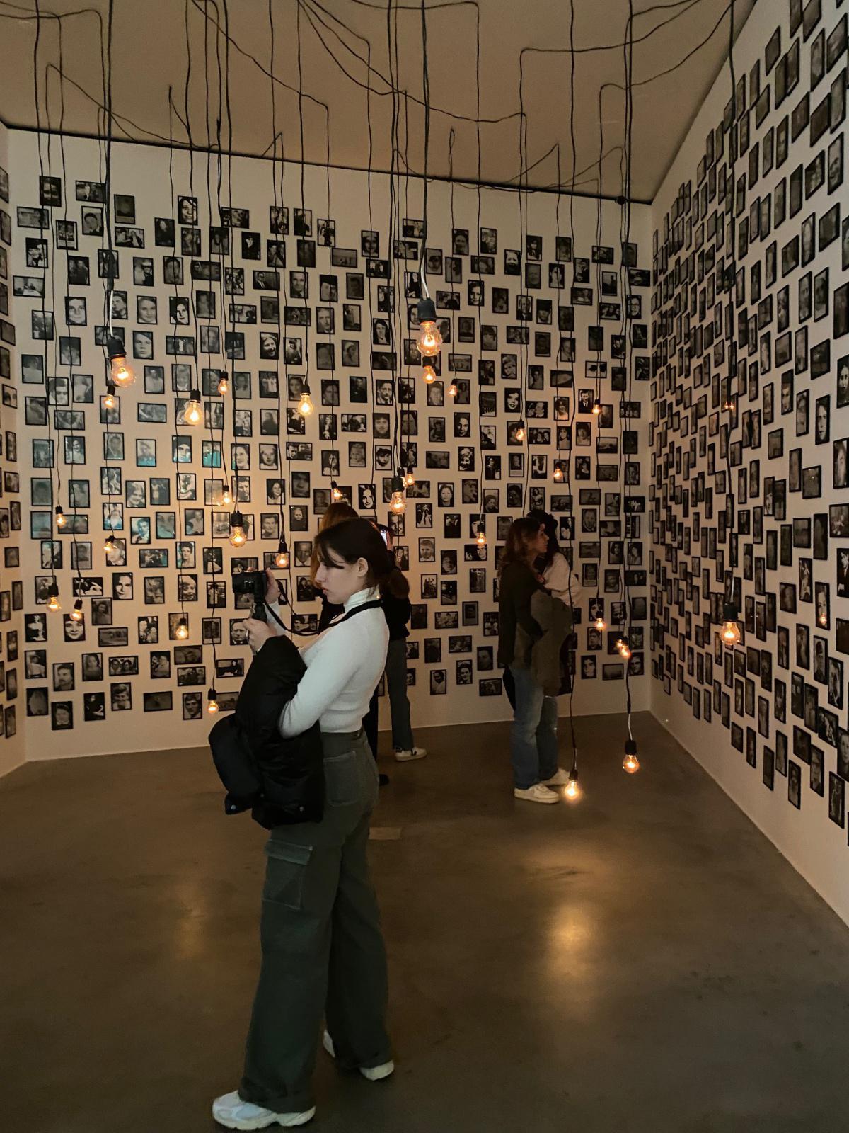 Les élèves de la spécialité Arts Plastiques à Bilbao, au Musée Guggenheim Les élèves de la spécialité Arts Plastiques à Bilbao, au Musée Guggenheim