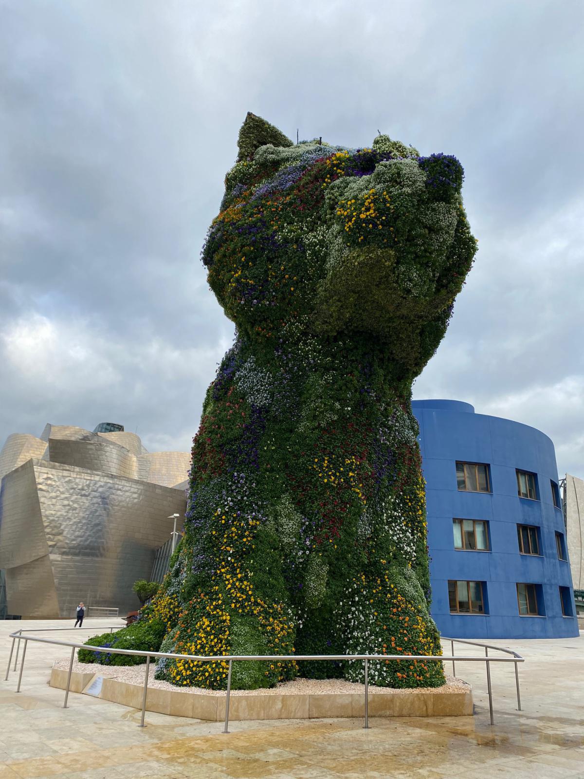 Les élèves de la spécialité Arts Plastiques à Bilbao, au Musée Guggenheim Les élèves de la spécialité Arts Plastiques à Bilbao, au Musée Guggenheim