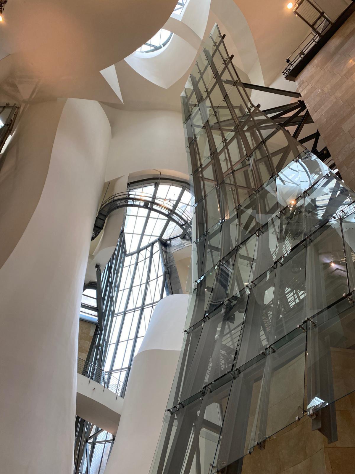 Les élèves de la spécialité Arts Plastiques à Bilbao, au Musée Guggenheim Les élèves de la spécialité Arts Plastiques à Bilbao, au Musée Guggenheim