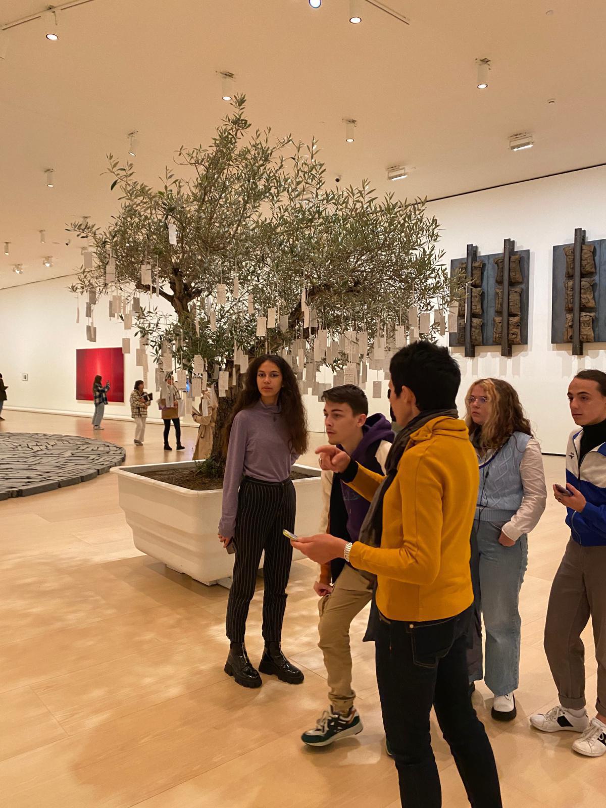 Les élèves de la spécialité Arts Plastiques à Bilbao, au Musée Guggenheim Les élèves de la spécialité Arts Plastiques à Bilbao, au Musée Guggenheim