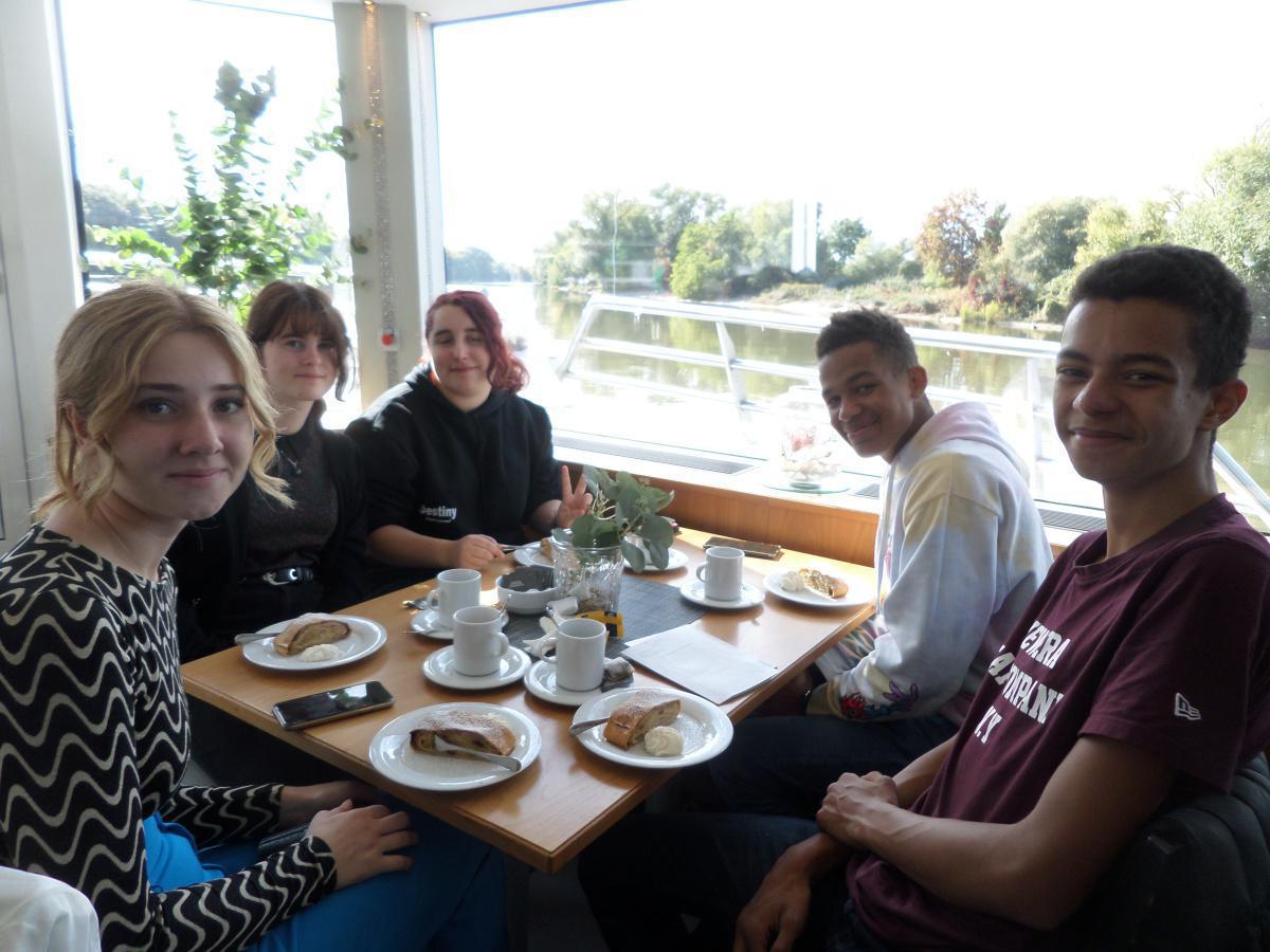 DEUTSCH-FRANZÖSISCHER AUSTAUSCH PAU-BURGLENGENFELD ECHANGE FRANCO-ALLEMAND PAU-BURGLENGENFELD DEUTSCH-FRANZÖSISCHER AUSTAUSCH PAU-BURGLENGENFELD ECHANGE FRANCO-ALLEMAND PAU-BURGLENGENFELD