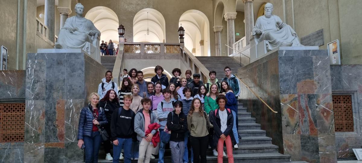 DEUTSCH-FRANZÖSISCHER AUSTAUSCH PAU-BURGLENGENFELD ECHANGE FRANCO-ALLEMAND PAU-BURGLENGENFELD DEUTSCH-FRANZÖSISCHER AUSTAUSCH PAU-BURGLENGENFELD ECHANGE FRANCO-ALLEMAND PAU-BURGLENGENFELD