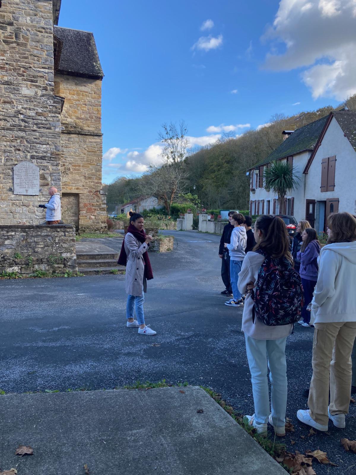 Les élèves d'histoire des arts (HIDA) analysent l'architecture Les élèves d'histoire des arts (HIDA) analysent l'architecture