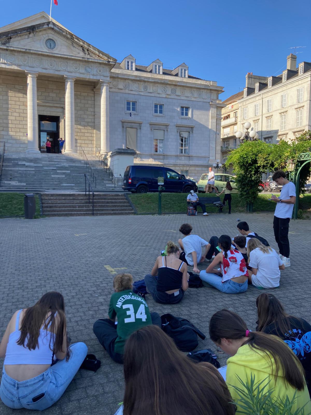 Les élèves d'histoire des arts (HIDA) analysent l'architecture Les élèves d'histoire des arts (HIDA) analysent l'architecture