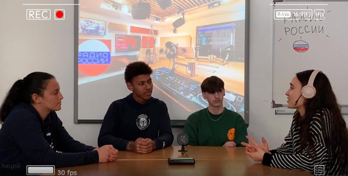 Une séquence vidéo des élèves qui suivent l'enseignement du russe Une séquence vidéo des élèves qui suivent l'enseignement du russe