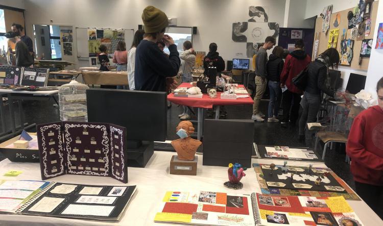 Les oeuvres des élèves en arts plastiques s'exposent
