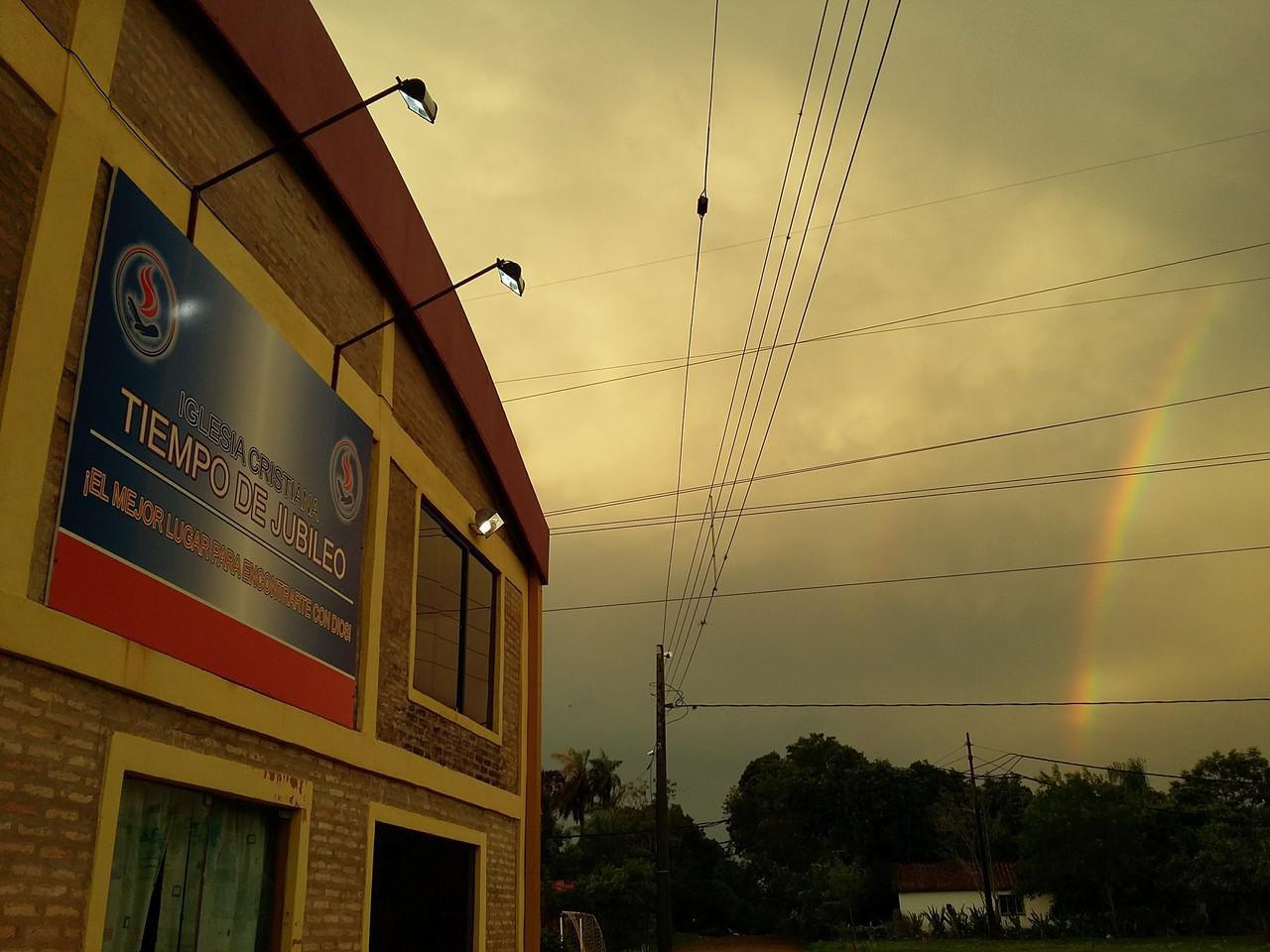 Pero, ¿morará verdaderamente Dios sobre la tierra? He aquí, los cielos y los cielos de los cielos no te pueden contener, cuánto menos esta casa que yo he edificado.