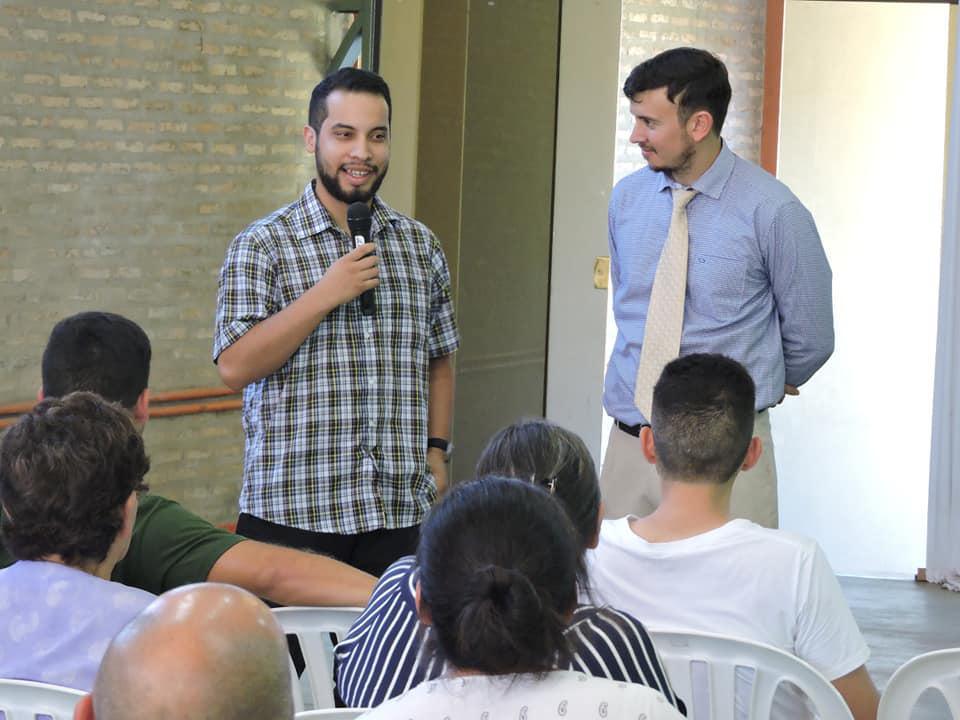 Y nosotros hemos llegado a saber y creer que Dios nos ama. Dios es amor. El que permanece en amor, permanece en Dios, y Dios en él.