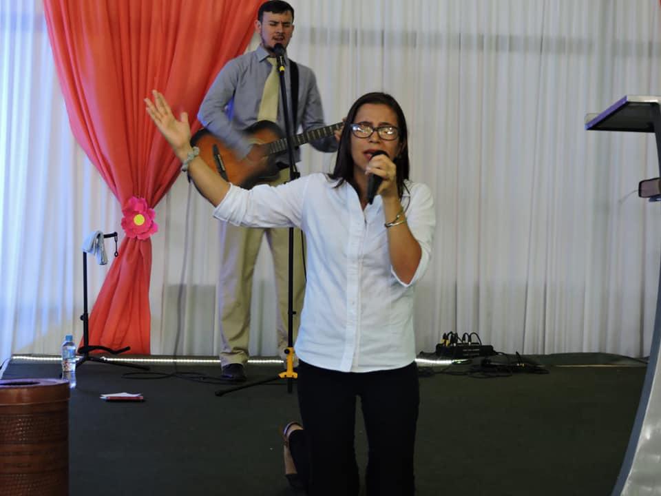 Que nunca te abandonen el amor y la verdad: llévalos siempre alrededor de tu cuello y escríbelos en el libro de tu corazón. Contarás con el favor de Dios y tendrás buena fama entre la gente.