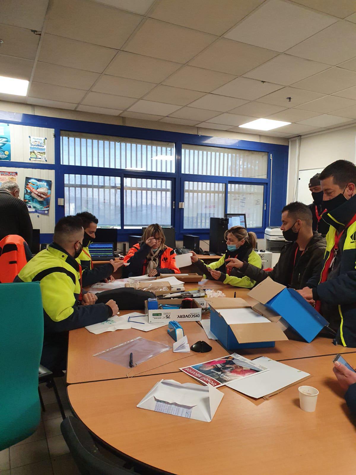 Distribution bon d'achat et cadeaux de Noël  Distribution bon d'achat et cadeaux de Noël