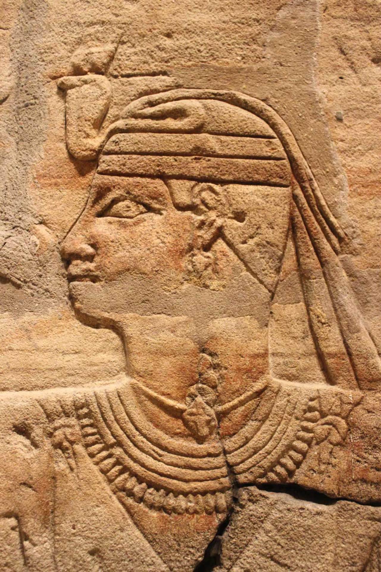 Relief représentant le roi Taharqa avec la couronne kouchite