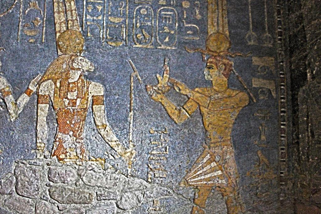 Relief du temple de Mout, Taharqa présente la déesse Maat au dieu Amon