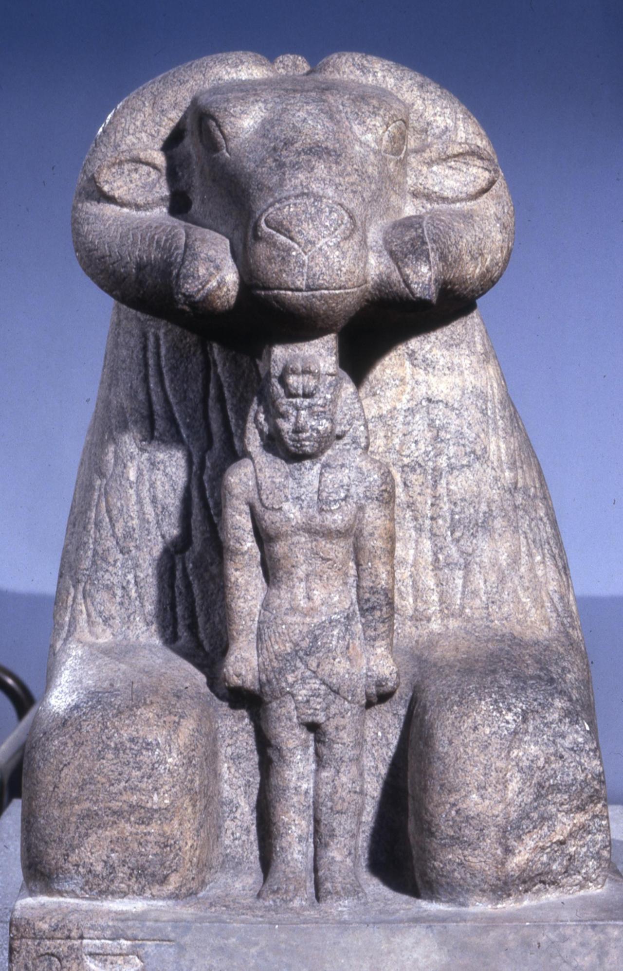 Bélier Amon avec le roi Taharqa, Découvert à Kawa, British Museum