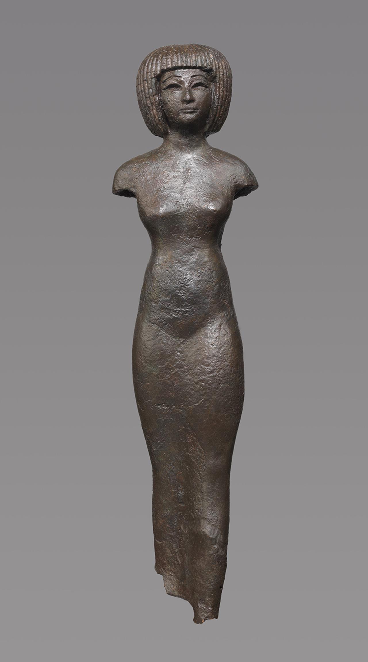 Statue de femme debout