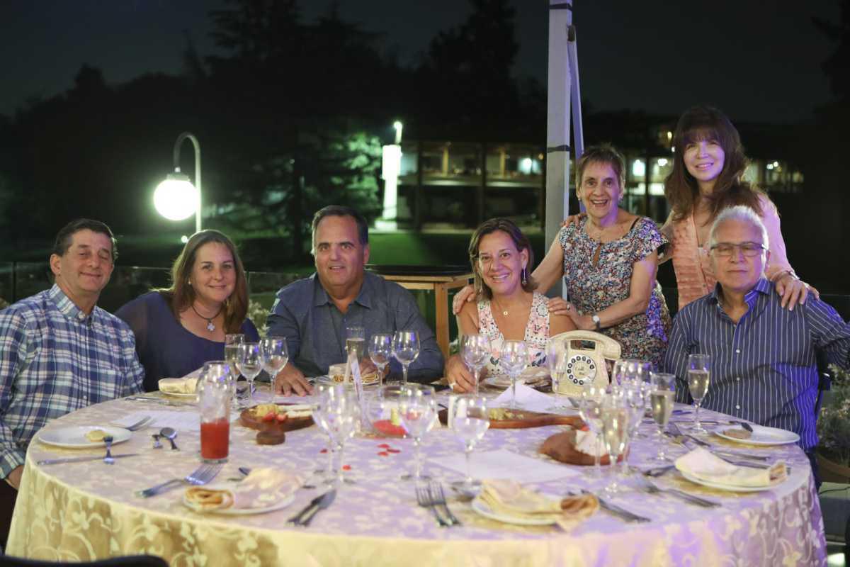 Postales de la especial Noche de Enamorados en Sport Francés