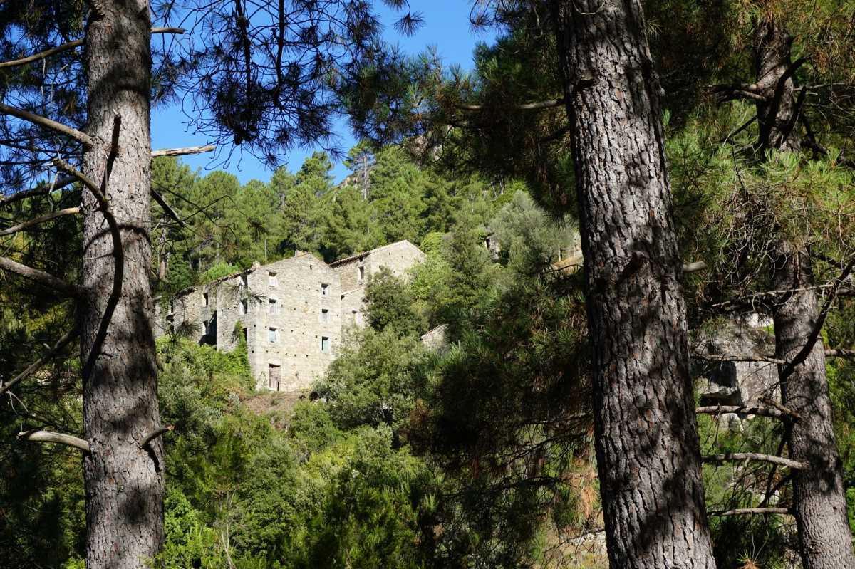 Muna, village isolé | Sposata Muna, village isolé | Sposata