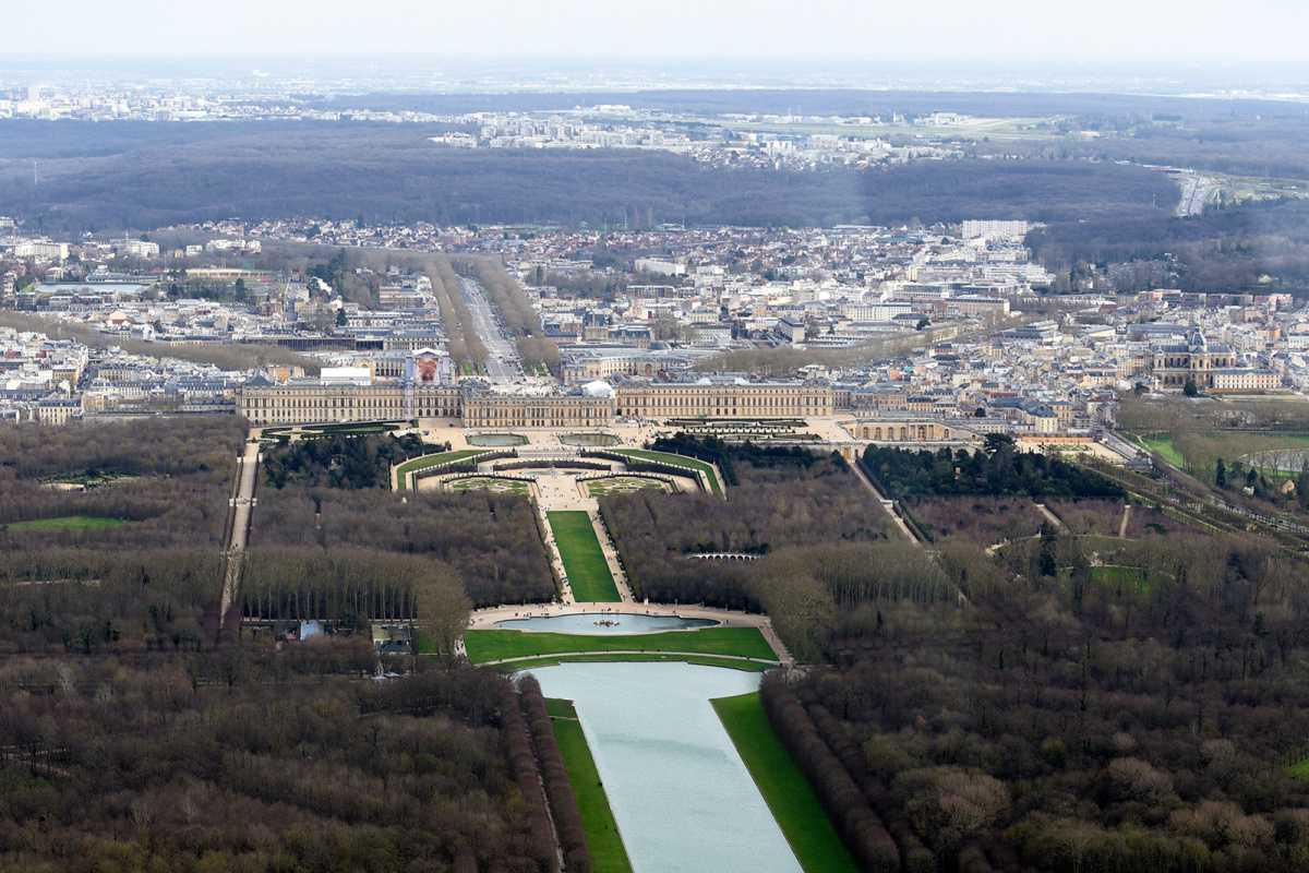 LFPN Toussus le Noble ⛽️ Total - 👑 🏘🚶🏻‍♂️ 🍴 🚍 < 2 km